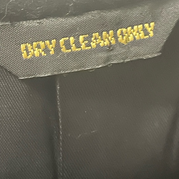 Beautiful structured fit cashmere wool blend black blazer. 2 button front. - Picture 9 of 16